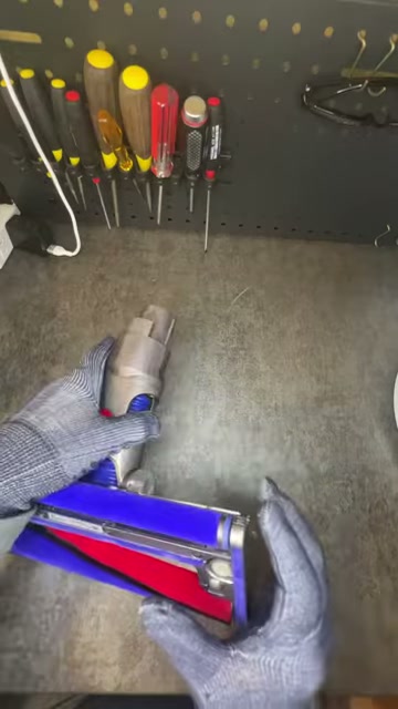 赤いボタンを押してヘッドを開く様子