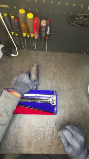 ローラーを戻してヘッドを閉じる様子